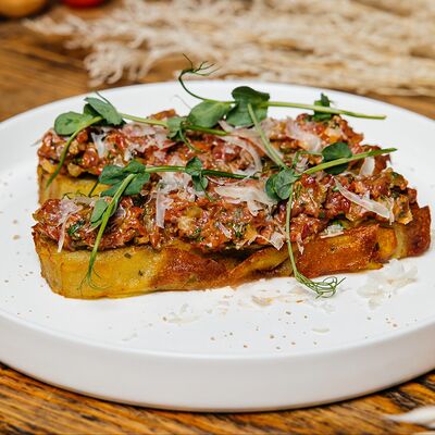 Тартар из говядины с картофельным гратеномв Рюмочная Prolive по цене 720 ₽