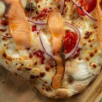 Пицца с лососем и каперсами в Eezy One Pizza