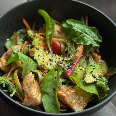 Салат с лососем терияки в Voodoo bar по цене 1150 ₽