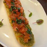 Брускетта с томатами и песто в Своя среда