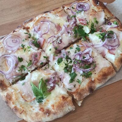 Пышная пицца Деревенскаяв Кинза и Руккола по цене 600 ₽