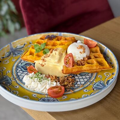 Сырная вафля Бенедикт в Orengo food по цене 510 ₽