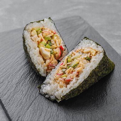 Онигири со снежным крабомв Rolls Bar по цене 138 ₽