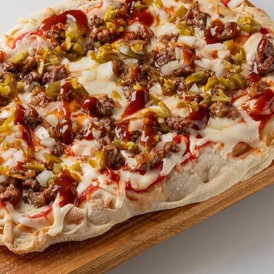 Пицца Мясная с халапеньов Три бобра по цене 720 ₽