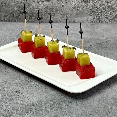 Тунец с битым огурцомв Food Embassy Гастролофт Юлии Высоцкой по цене 2550 ₽