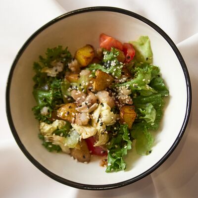 Салат с белой рыбой, картофелем с соусом чили унаги в Гости по цене 220 ₽