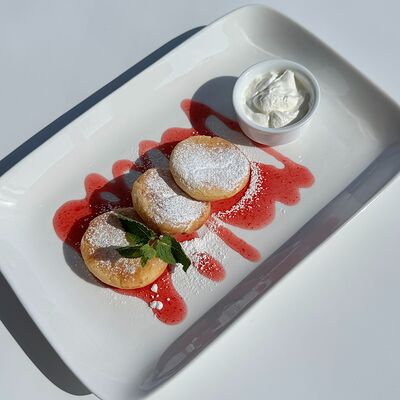 Сырники со сметаной и клубничным топингомв Рукоста по цене 420 ₽