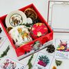 Корпоративный новогодний подарок кружка с блюдцем и ложкой и свечой в банке в Дарите красиво по цене 2490