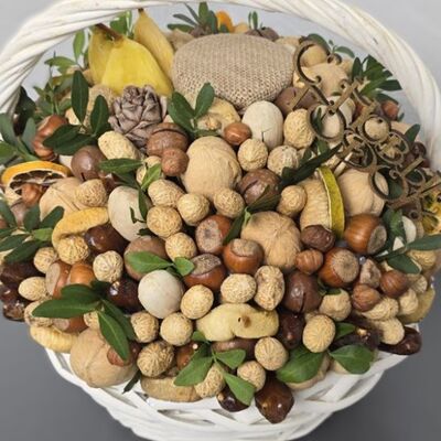 Подарочная корзина с медом, орехами и сухофруктами в Buketonline - Съедобные букеты и клубника в шоколаде по цене 6380 ₽