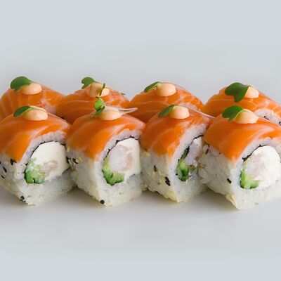 Ролл с лососем и креветкой в Mad Chicken по цене 750 ₽