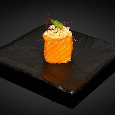 Гункан с тунцом в лососе в Бейкер суши по цене 369 ₽