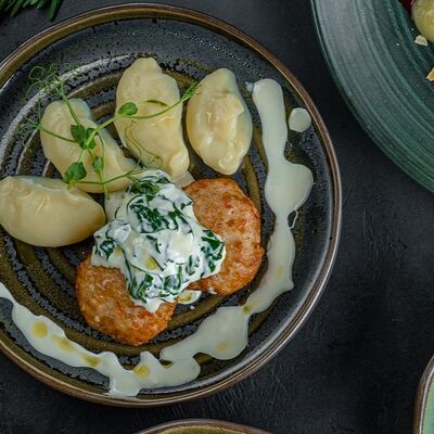 Котлетки из индейки со шпинатным соусом и пюре из брокколи в Guava Bar по цене 770 ₽