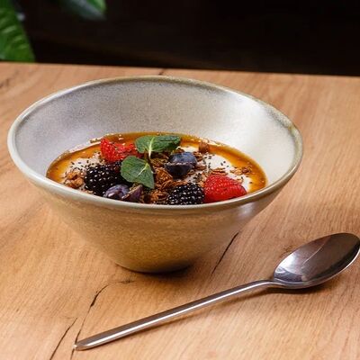 Овсяная каша с соленой карамелью, гранолой и сезонными ягодами в THE ZAVTRAK по цене 510 ₽