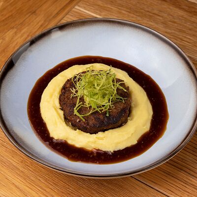 Котлета из мраморной говядины с трюфельным картофельным пюре в Мясо & Рыба по цене 970