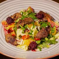 Салат с печенью, апельсином и ежевичным соусом в Menthol