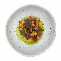 Тартар из тунца с манго и клубникой в Территория вкуса