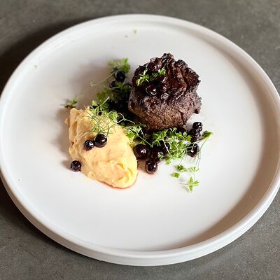 Медальон из Марала с кремом из тыквы и ароматной смородиной в Кокороко по цене 990 ₽