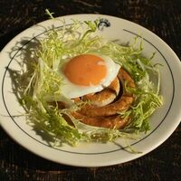 Колбаска, жареное яйцо, зеленый салатв Mamie bistro