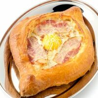 Хачапури по-аджарски карбонара в Старик Хинкалыч