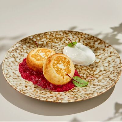 Сырники с малиновым вареньем и сметаной в Гастробар DOM по цене 350