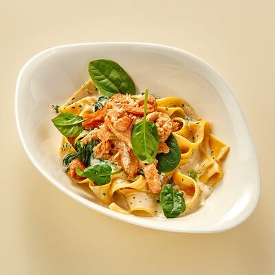 Паппарделле с форелью и шпинатомв Регано по цене 1085 ₽