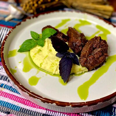 Телячьи щечки с картофельным пюрев Корчма по цене 1100 ₽