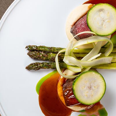 Филе миньон с соусом бригард и сезонными овощами в Цыпочка по цене 1890 ₽