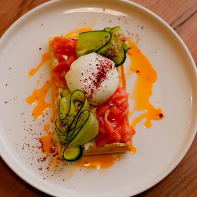 Венская вафля с лососем и яйцом пашот в Coffeelike по цене 450 ₽