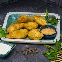 Мини-чебуреки с креветками и снежным крабом в People's food