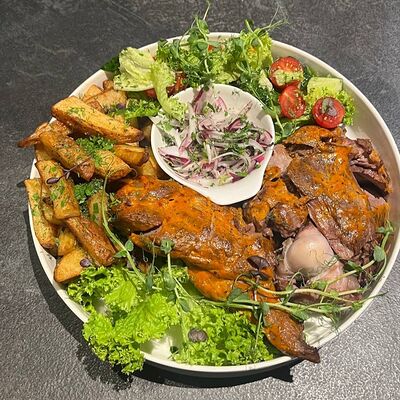 Лопатка томленого ягненка с овощами в Миндаль по цене 5340 ₽