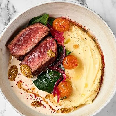 Вырезка из быка с пюре и медовыми томатами в Mikemolly по цене 1150 ₽