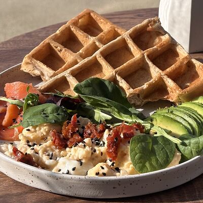 Скрэмбл с ржаной вафлей и авокадо в Stories по цене 550 ₽