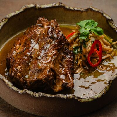 Шея ягненка с китайской капустой в Хаос гастро особняк по цене 1340 ₽