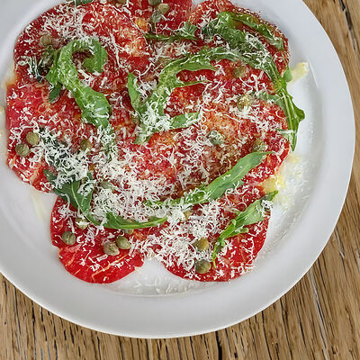 Карпаччо из вырезки, каперсы, пармезан в Loro по цене 1750 ₽