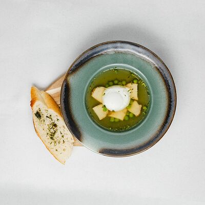 Куриный бульон с горошком и яйцом пашот в Сидрерия по цене 520 ₽