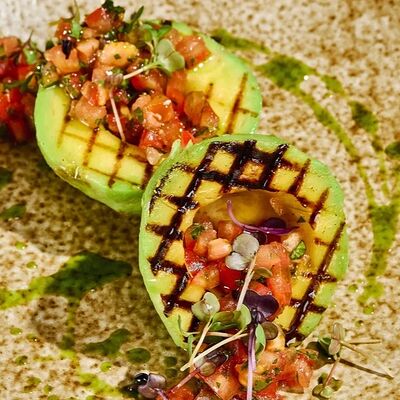 Авокадо гриль с томатной сальсой в Гастробар DOM по цене 500