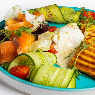 Картофельные вафли с лососем и яйцом-пашот в Coffee Cake по цене 590 ₽