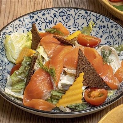 Салат с лососем и гренками в Хочу Пури по цене 735 ₽