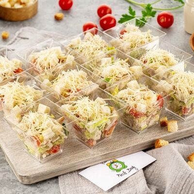 Салат Цезарь с курицей в Freshday по цене 190 ₽