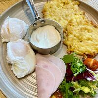 Картофельные драники с ветчиной и яйцом пашот в Bistro Оstro