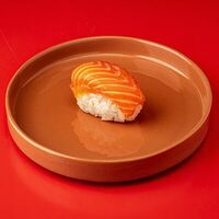 Суши с лососем в Kaiju
