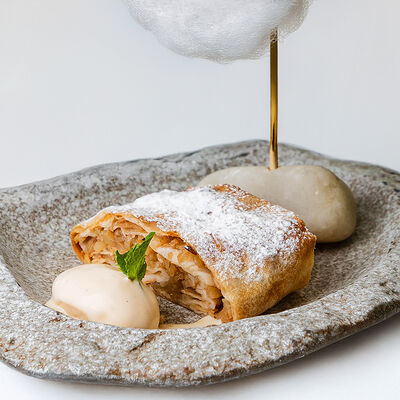 Яблочный штрудель в Christian по цене 480 ₽