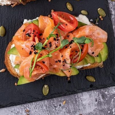 Брускетта с лососем в Refettorio по цене 590 ₽