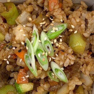 Рис с говядинойв Hiro суши-бар по цене 650 ₽