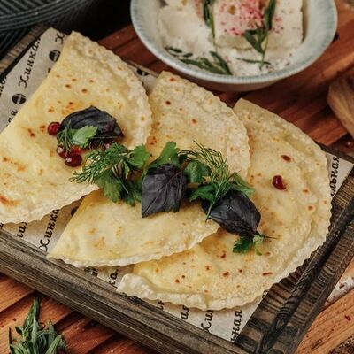 Кутабы с сыром в Вах!Хинкали по цене 400 ₽