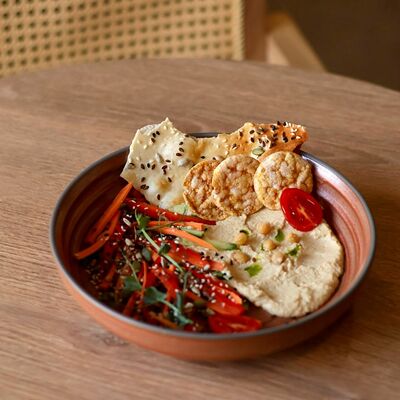 Хумус из нута с овощами и зерновым чипсом в Rice foodcoffee по цене 2550 ₸