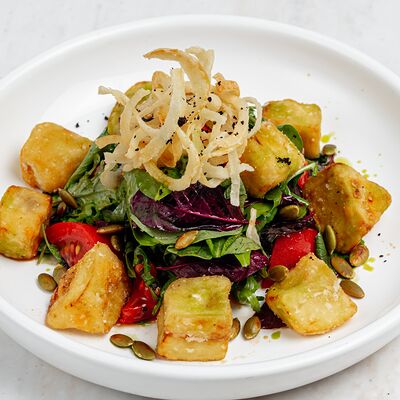 Салат с хрустящими баклажанами, томатом и семенами тыквы в Море на Патриках по цене 680