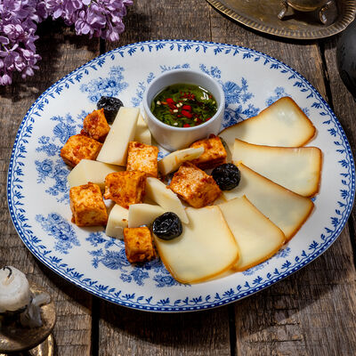 Тарелка любимых грузинских сыров в Хачапури Марико по цене 710 ₽