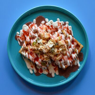 Вафли с крем-чизом, сезонными ягодами и клубничным кули в Coffee Cake по цене 420 ₽