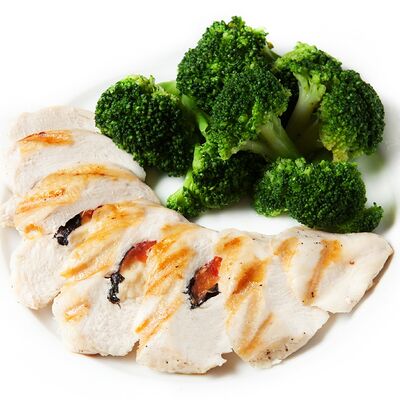 Куриное филе, фаршированное с томатами и базиликом, с брокколи в Фитнес меню по цене 425 ₽
